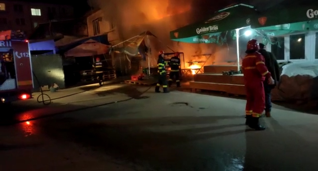 FOTO & VIDEO. Incendiu puternic noaptea trecută, în Piața Zahana din