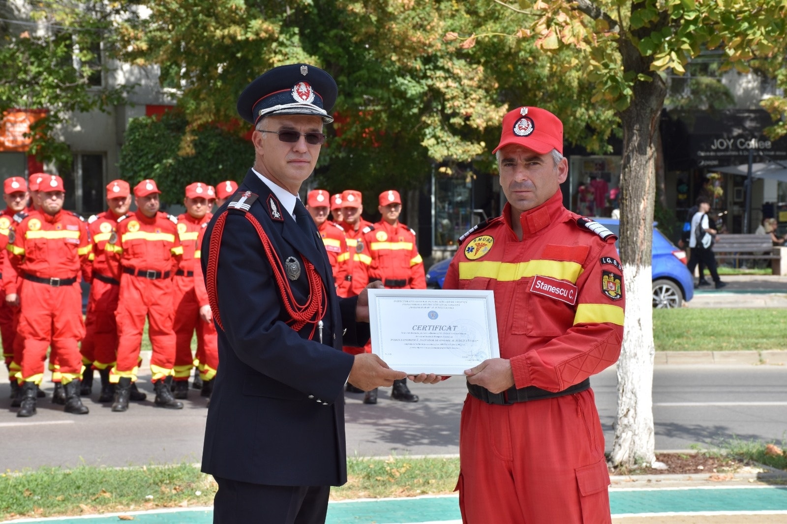 Olt: Comandantul SMURD, recunoscut ca „pompier de onoare”, salvează un copil înecat în piscină.